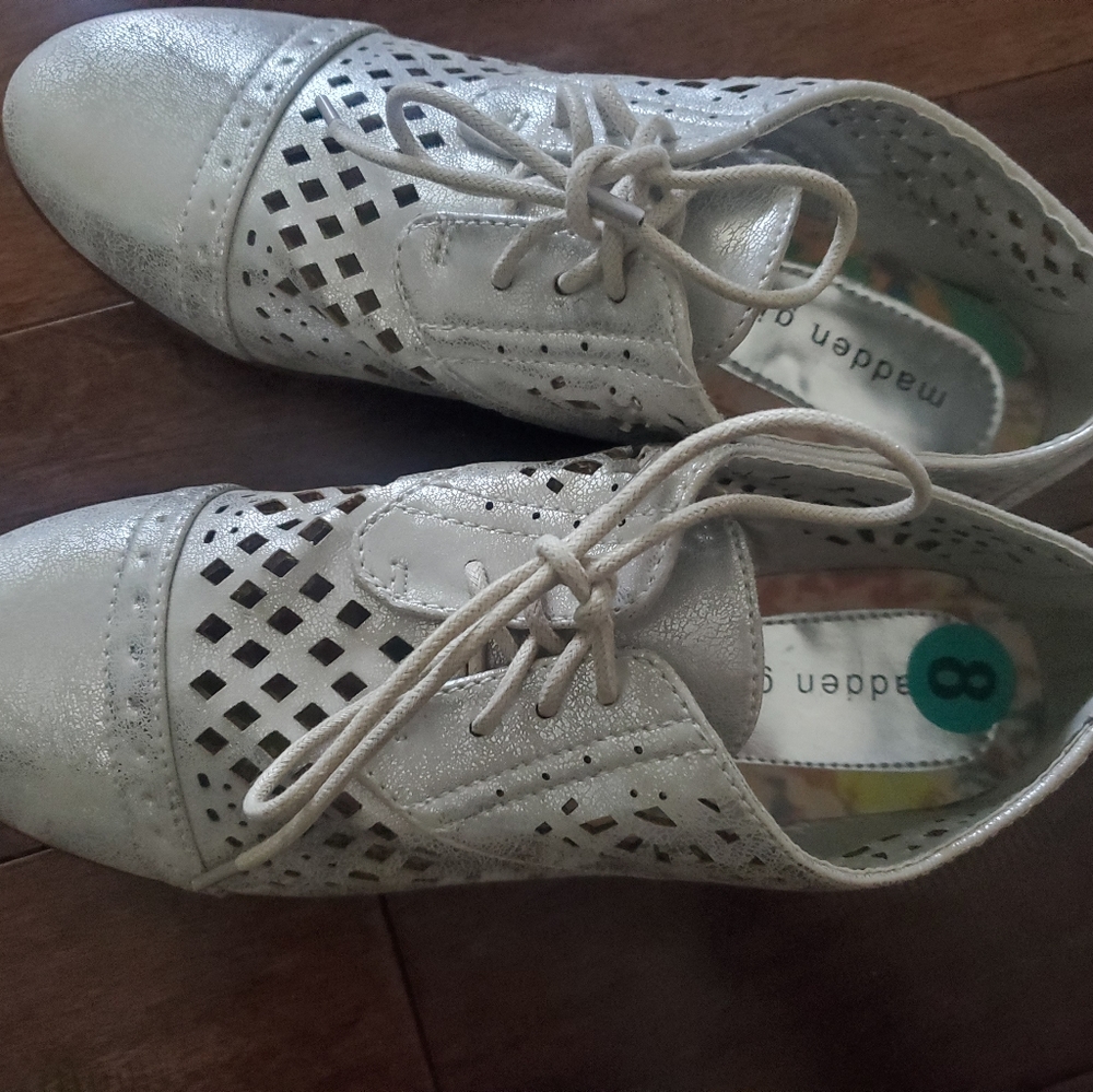 Madden girl silver Oxford style dressy shoes women's size 8 New never worn - Picture 2 of 3